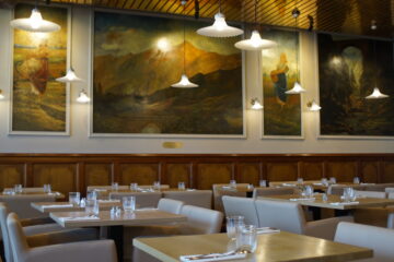 Salle principale de restaurant avec éclairages et tableaux